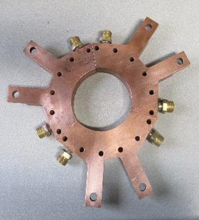 Pièce circulaire usinée en cuivre avec perçages et raccords