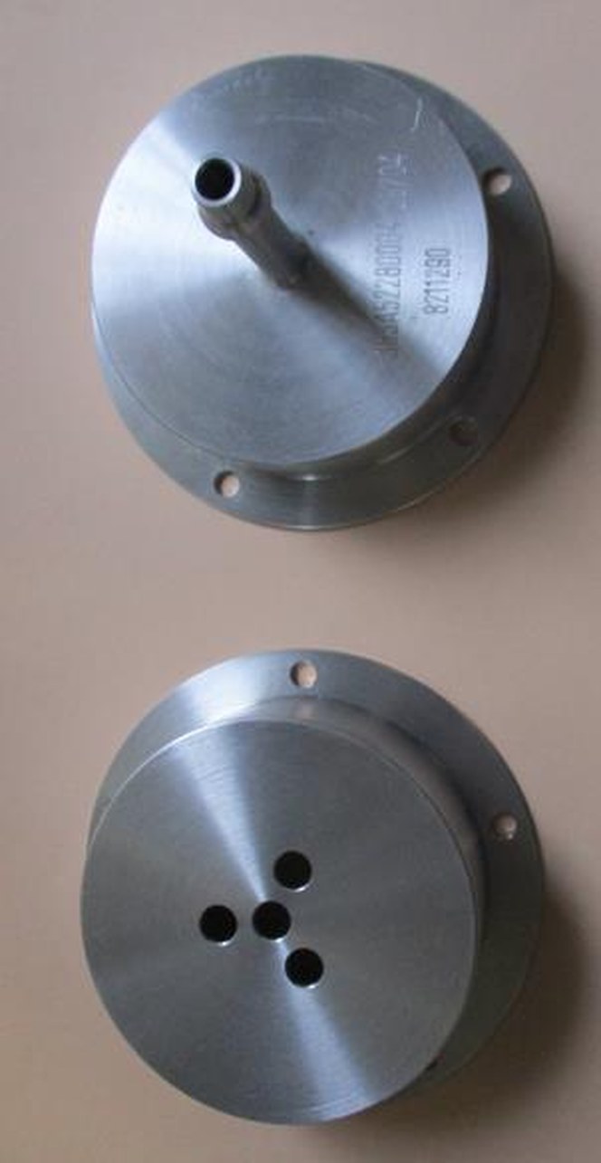 Deux pièces circulaires métalliques usinées